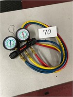 Set of AC gauges with hoses