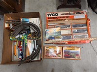 LOT OF ELECTRIC TRAIN SETS