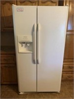 Frigidaire side by side refrigerator/freezer with