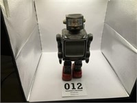 Vintage tin toy robot made in Japan. Size about