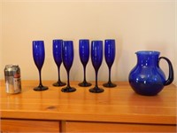 Pichet en verre bleu avec 6 coupes en verre bleue