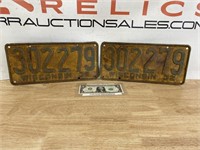 Vintage pair of 1932 Wisconsin license plates