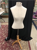 Adjustable height mannikin with cloth covered top