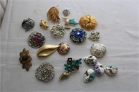 LOT OF COSTUME JEWELRY - BROACHES