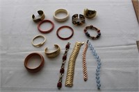 LOT OF COSTUME JEWELRY - BROACHES