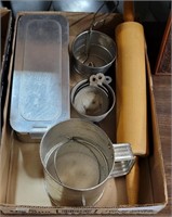 FLAT OF VTG. KITCHEN ITEMS