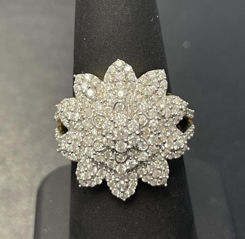 10 KT Diamond Flower Ring