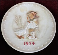 1974 Christmas Collector Plate(Hummel)
