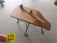 SHOE STORE SEAT WITH MEASURING TOOL