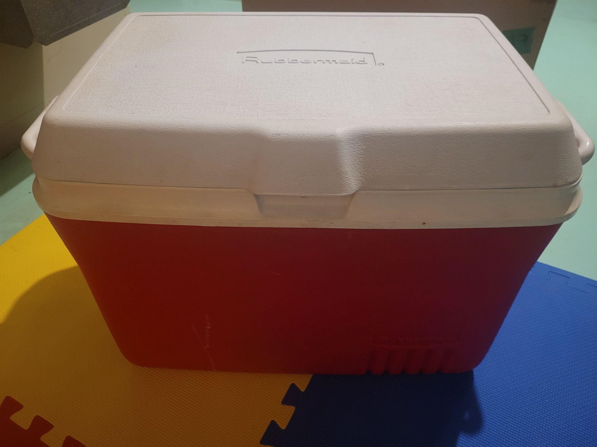 Rubbermaid cooler