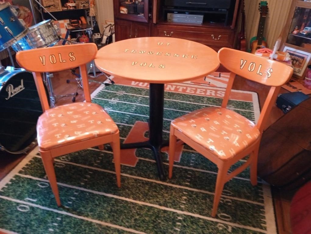 UT Tennessee Vols table and 2 chairs. Table is 30"