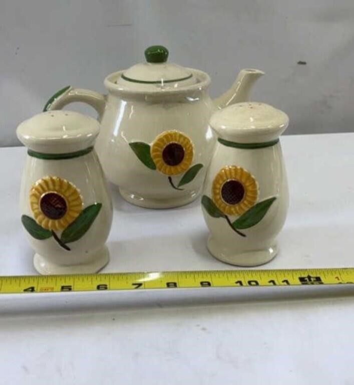 Vintage Shawnee teapot yellow daisy with salt and