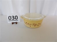 Pyrex Trailing Flowers 2.5 L. Covered Dish
