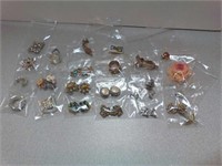 23 costume jewelry pieces. Earrings, brooches,