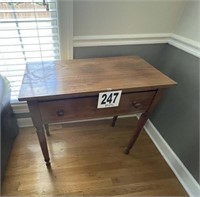 Vintage side table w/drawer