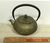 CAST TEAPOT WITH STRAINER