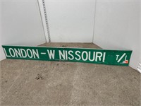 Road sign: London W Nissouri