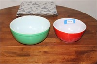 2 pyrex mixing bowls green and red, red one is in