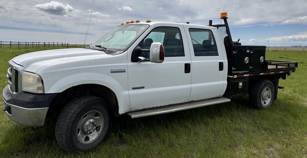 2005 Ford F350 4WD Crew Cab Truck