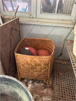 Wicker foot basket and basket balls