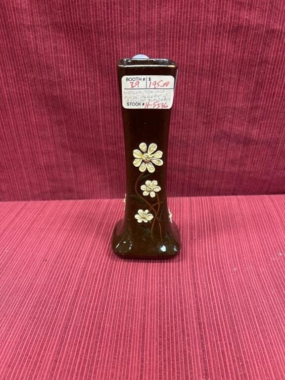 Weller standard glaze bud vase with daisies 7.5”h