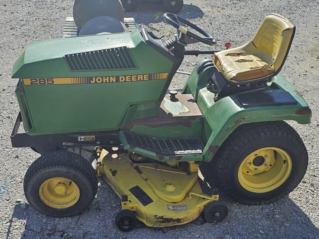 (F) John Deere 285 Riding Lawnmower
