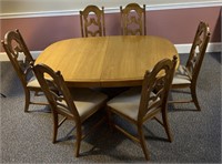 Oak Dining room table with 2 leafs and 6 chairs,