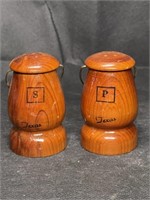 VTG Wood Kettle Texas Souvenir S&P Set