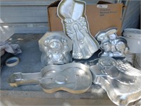 BOX OF FOOD MOLDS, ALUM. CAKE PANS / VARIOUS SIZES