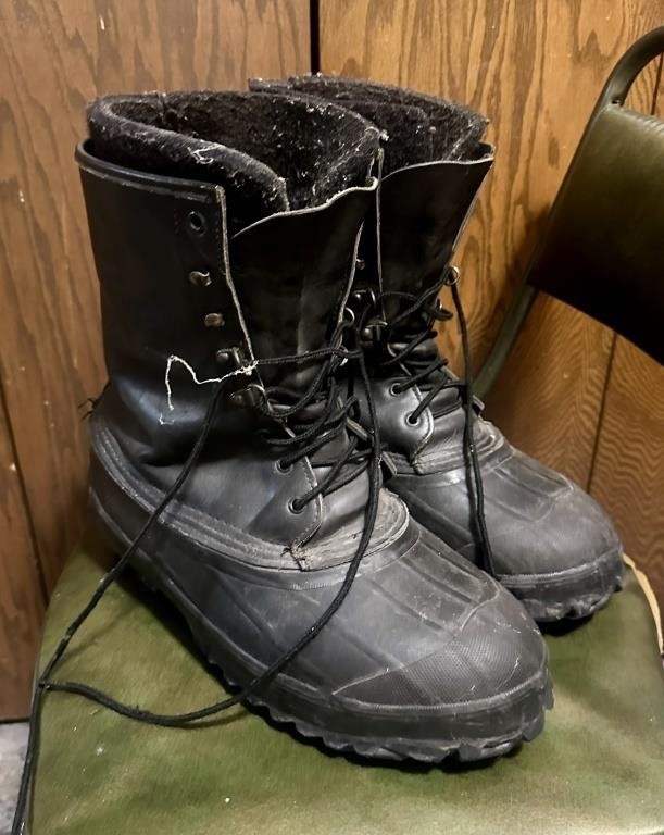 Men’s winter boots - size 11