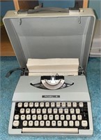 Vintage Manual Royal Typewriter in Hard Case