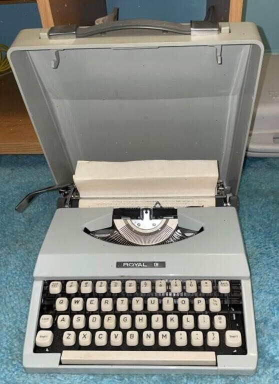 Vintage Manual Royal Typewriter in Hard Case