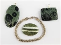 Lot with 2 green jasper pendants, on sterling silv