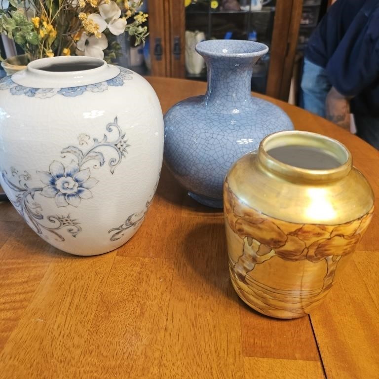 3 vases decor porcelain, etc.