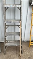 Aluminum ladder 4-step, not tested