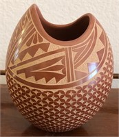 D - CAROL VIGIL SIGNED POTTERY VASE 6"T (L24)