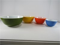 4 VINTAGE PYREX BOWLS