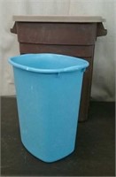 Rubbermaid Trash Can Tote With Lid & Small Waste