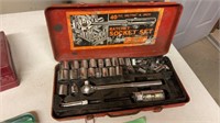 Metric and inch ratchet socket set, red case