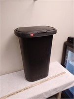 Rubbermaid kitchen garbage can