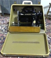 SINGER 15J PORTABLE SEWING MACHINE IN CASE