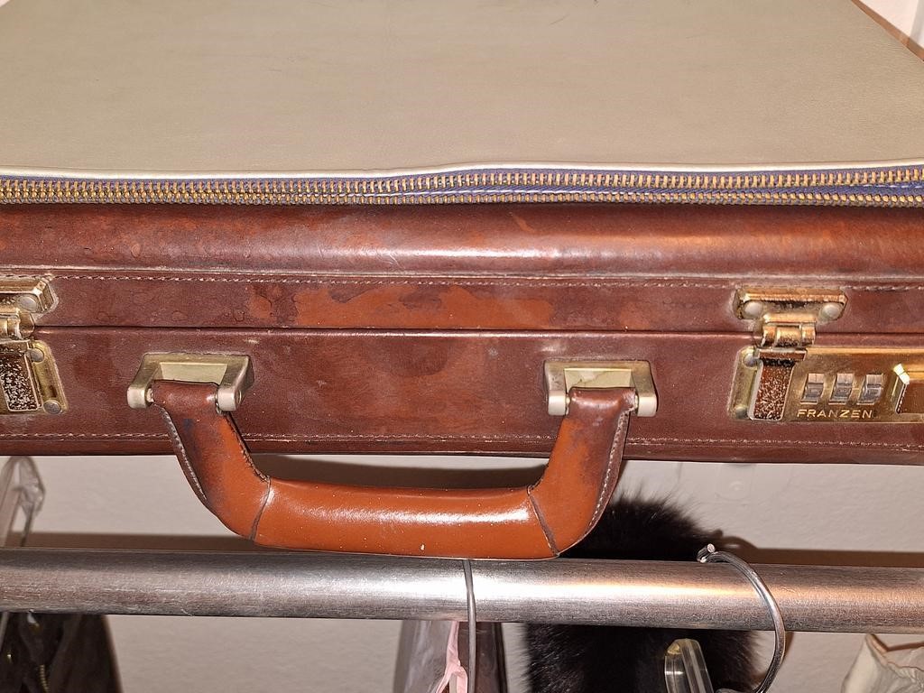 LEATHER BRIEFCASE AND ZIPPERED CASE