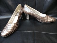 Vintage women Pierre Dumas size 9-9.5 shoes.