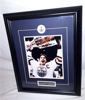Wayne Gretzky framed photo, plaque & pin.