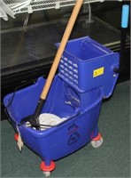 Lavek rolling plastic mop bucket w/mop
