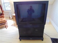 32" TV & STAND WITH REMOTE