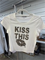 I AM GIA kiss this xs tee