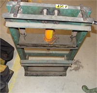 BENCH MODEL HYDRAULIC PRESS