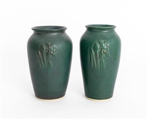Door Pottery Matte Green Daffodil Motif Vases, 2