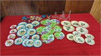 ASSORTMENT OF CHILDRENS TIN PLATES AND 4 STANDS